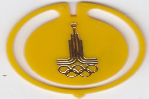Olympisches Ringe-Logo auf einem gelben runden Abzeichen vor einem weißen Hintergrund.
