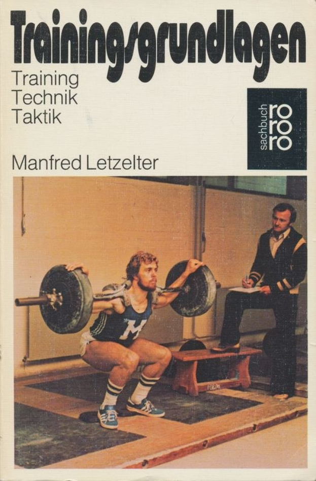 Buchumschlag mit einem Mann, der eine Hantel in einem Fitnessstudio hochhebt, der ein weißes T-Shirt und blaue Shorts trägt, mit dem Titel "Training Technik Taktik" von Manfred Letzelter.