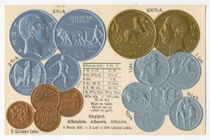 Ein Blatt Papier mit einer Sammlung albanischer Münzen, jede mit dem Porträt eines Mannes, in einem ordentlichen Muster mit begleitendem Text angeordnet.