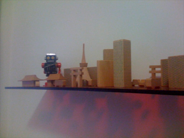 Ein Regal mit verschiedenen Spielzeugen.