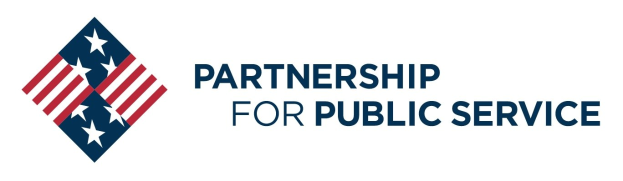 Logo der Partnership for Public Service mit einem blauen Kreis, einem weißen Stern, einem weißen Rand und fetter schwarzer Schrift auf einem weißen Hintergrund, mit einer blauen und weißen Leiste.