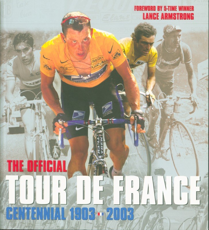 Offizielles Tour-de-France-Jubiläumsplakat (1903–2003) mit einer Abbildung von Fahrradfahrern in einer Gruppe mit Textangaben zum Event.