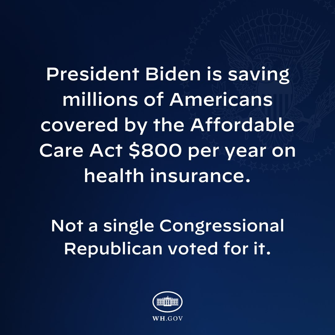Blauer Hintergrund mit weißer Schrift und Logo, auf dem steht: "Präsident Biden spart Millionen von Amerikanern, die von Affordable Care Act versichert sind, jährlich 800 USD an Gesundheitsversicherung."