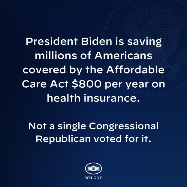 Blauer Hintergrund mit weißer Schrift und Logo, auf dem steht: "Präsident Biden spart Millionen von Amerikanern, die von Affordable Care Act versichert sind, jährlich 800 USD an Gesundheitsversicherung."