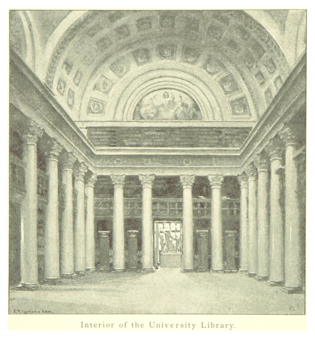 Innenraum einer Universitätsbibliothek mit beeindruckenden Säulen und detaillierten Deckenverzierungen, mit Text unten für zusätzlichen Stil.