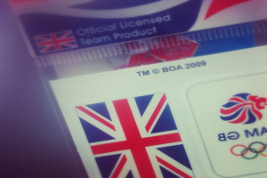 Nahaufnahme eines Ausweises mit amerikanischer Flagge und der Aufschrift "Critical Licence" auf der Vorderseite.