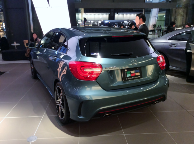 Ein Mercedes-Benz A-Klasse Hatchback auf der Internationalen Automobil-Ausstellung in Frankfurt, ein schlankes, modernes Design mit glänzender schwarzer Lackierung und Chromakzenten, umgeben von einer Gruppe von Menschen.