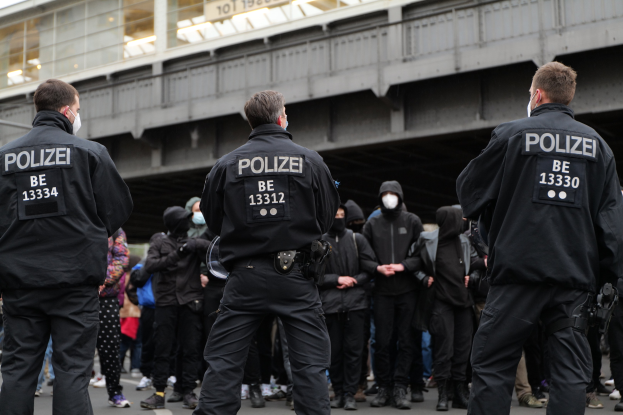 Deutsche Polizei hindert Remigrationsaktivisten daran, Flug nach Porto zu besteigen