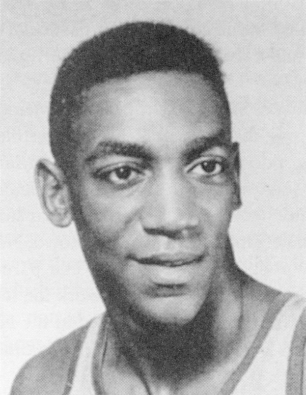 Schwarzes und weißes Foto eines grinsenden Mannes in einem weißen Basketball-Trikot mit der Aufschrift "Basketball Hall of Fame"