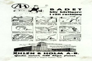 Anzeige für einen weißen und blauen gestreiften Bikini mit einer Frau mit Pferdeschwanz, direktem Blick und leicht geöffneten Lippen, umgeben von Bildern von Menschen, modernen Hochhäusern und fetter Schrift.