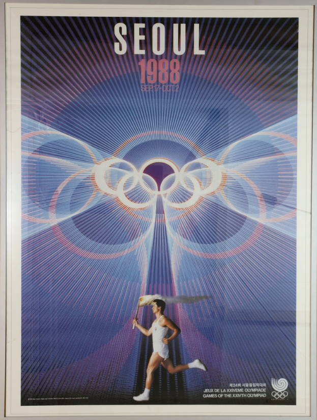Eine Person, die mit den Olympischen Ringen im Hintergrund läuft und die Wörter "Olympische Spiele" quer darüber geschrieben hat, von dem Plakat aus dem Jahr 1988.