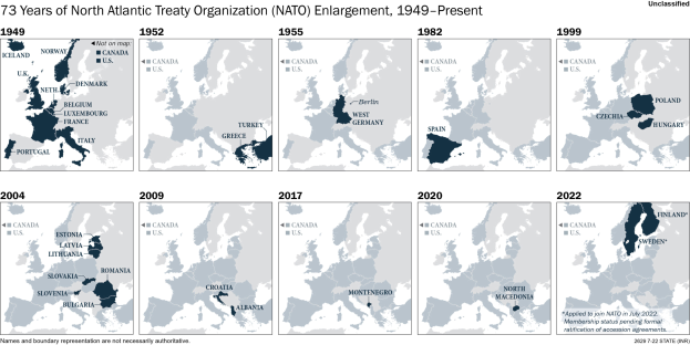 Eine Karte, die die 73-jährige Erweiterung der North Atlantic Treaty Organization (NATO) von 1949 bis heute zeigt, wobei die Regionen farblich nach Jahren unterteilt sind und ein Textbeschreibung oben steht.