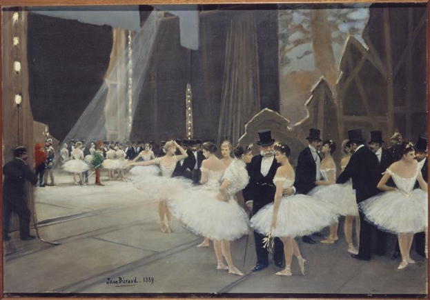 Gemälde mit dem Titel 'Tanz an der Oper' von Jean Beraud, 1889, das Tänzer in weißen Tutus und Hüten auf einer Bühne mit Bühnenbeleuchtung und einem dekorativen Rahmen zeigt.