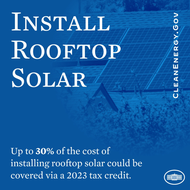 Plakat, das eine 2023-Steuergutschrift über bis zu 30 % der Kosten für die Installation von Dachsolaranlagen ankündigt.