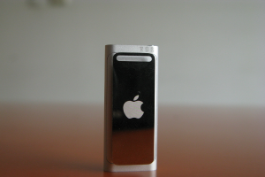 Ein Gerät mit einem Logo auf einer Oberfläche.