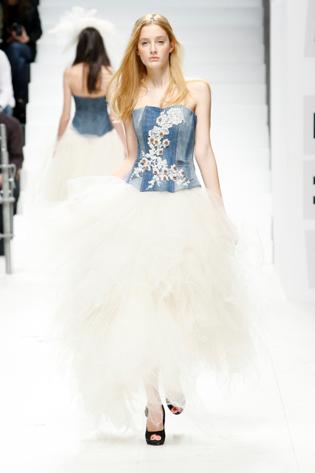 Zwei Frauen auf dem Laufsteg in Designerkleidung