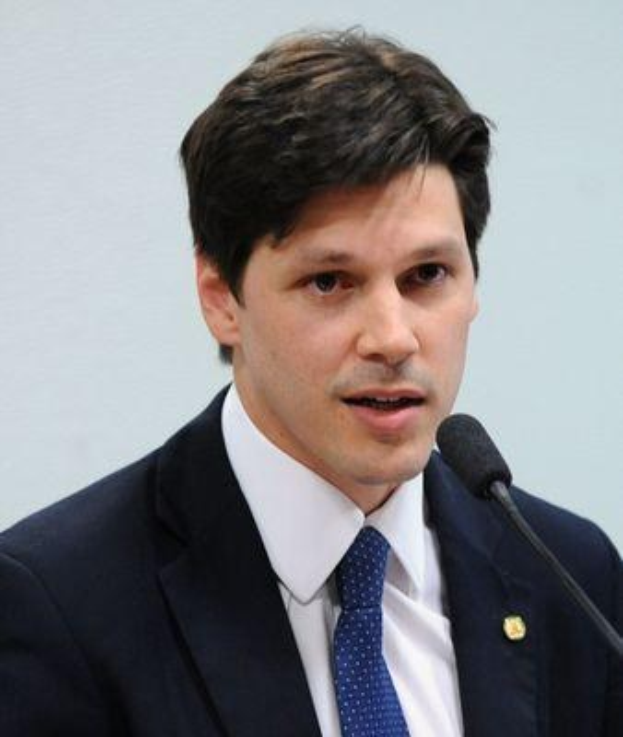 Ein Mann im Anzug spricht in ein Mikrofon, wahrscheinlich zu einem Regierungsentwurf zur Verbot des Internets.