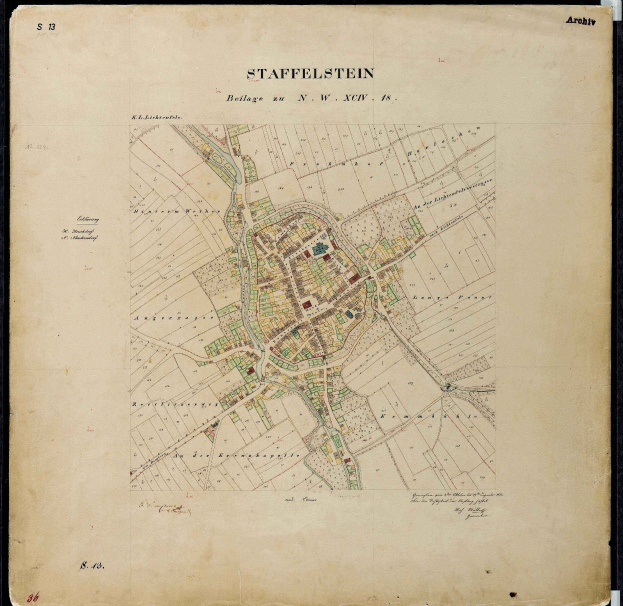 Ausführliche alte Karte von Staffelstein, Deutschland, mit Straßen, Gebäuden und Sehenswürdigkeiten auf einem schwarzen Hintergrund.