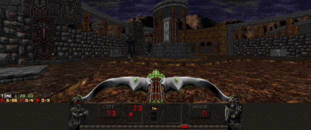 Eine Dungeon-Szene in *Dungeon Master II* mit einem Drachen in der Mitte, umgeben von Wänden, Säulen und anderen Gegenständen, mit Spielerdaten unten.