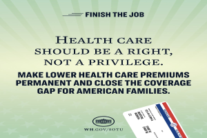 Ein Plakat mit der Aufschrift "Beenden Sie den Job: Gesundheit sollte ein Recht und nicht ein Privileg sein" und einer Karte mit der Aufschrift "Machen Sie niedrigere Gesundheitskosten permanent und schließen Sie die Lücke in der Deckung für amerikanische Familien."