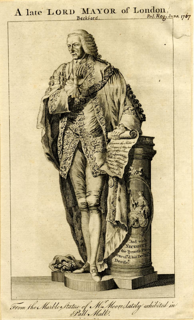 Spät Lord Mayor of London auf einem Podest stehend, ein Dokument haltend, in zeremonielle Roben und Hut gekleidet, mit ernster Miene, die Hände verschränkt, zur Seite schauend.
