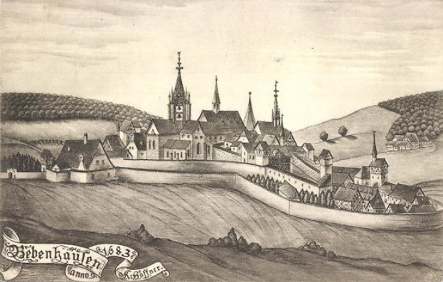 Schwarze und weiäe Zeichnung einer Stadt mit einer Burg in der Mitte, umgeben von H"usern, B"umen, H"geln und einem Himmel, mit dem Wort "Bayerisch" unten.