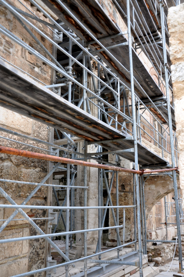 Metallgerüst mit Treppe an der Seite eines im Bau befindlichen Gebäudes.