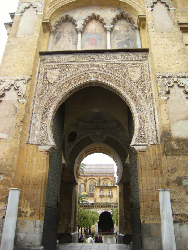 Der Eingang eines alten Denkmals, der zu einem anderen führt.