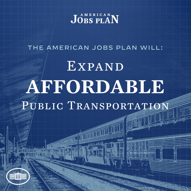 Plakat mit einem Zug auf einem Bahngleis mit Menschen in der Nähe, das 'The American Jobs Plan Will Expand Affordable Public Transportation' bewirbt.