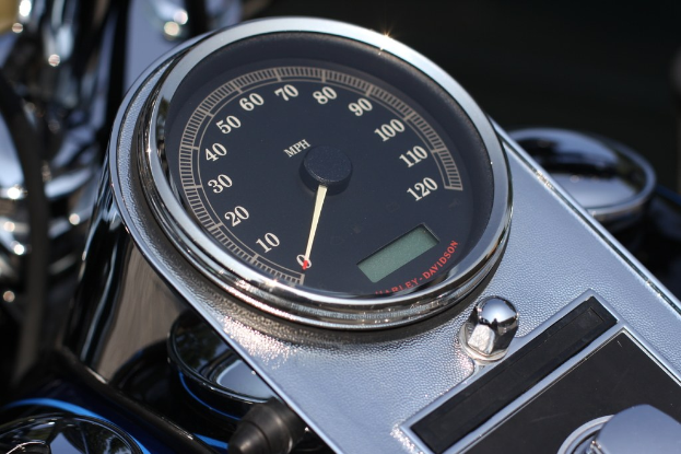 Tachometer auf einem Motorrad-Dashboard.