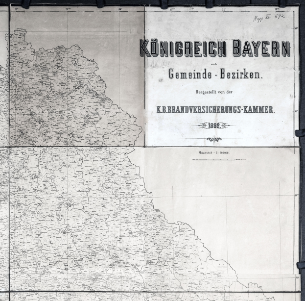 Eine schwarz-weiße detaillierte Karte von Königreich Bayern, Deutschland, die geografische Merkmale wie Flüsse, Berge und Städte zeigt und informative Texte enthält.