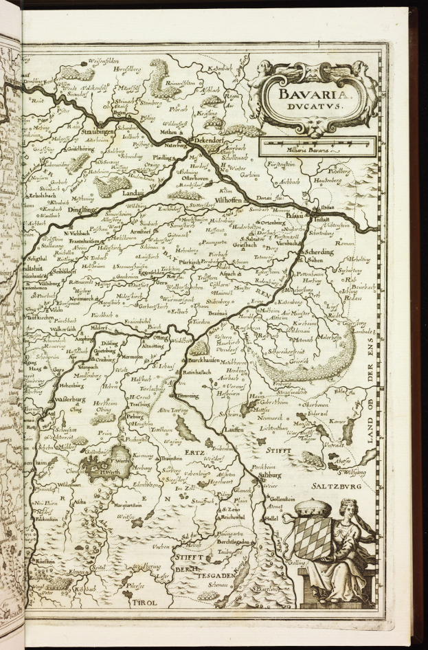 Ein aufgeschlagenes Buch mit einer detaillierten Karte von Bayern, auf der Städte, Ortschaften, Flüsse und andere geographische Merkmale bezeichnet sind.