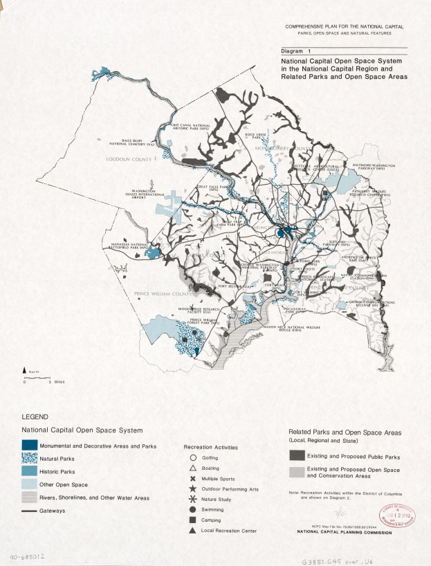 Eine detaillierte Karte des National Capital Open Space Systems, die verschiedene Freiflächen, Sehenswürdigkeiten, Punkte von Interesse und begleitenden Text und Logos zeigt.
