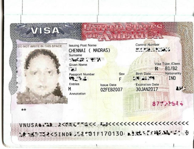 Ein gefälschter indischer Visa in einem Pass mit einem Bild einer Frau und falschem Text und Zahlen.