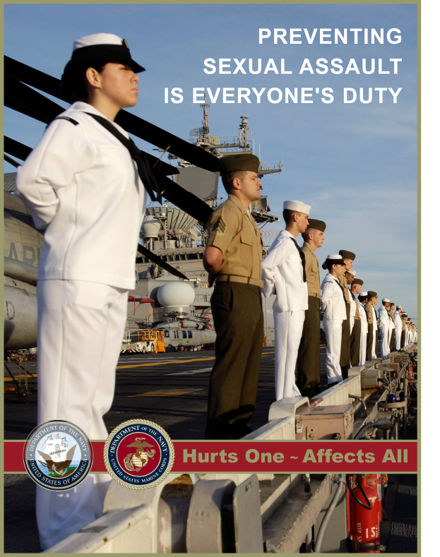 Ein Plakat mit einer Gruppe in weißen Uniformen auf einem Schiffsdeck, mit einem Feuerlöscher im Vordergrund und der Aufschrift "Verhinderung von sexueller Belästigung ist jedermanns Pflicht - Schadet einer, betrifft es alle."