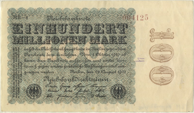 Eine alte deutsche Banknote aus dem Jahr 1923 mit der Aufschrift "Einhundert Millionen Mark".