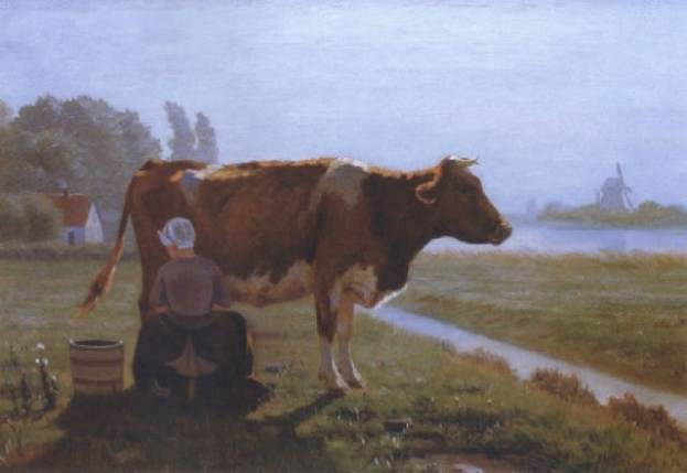 Eine Frau melkt eine Kuh auf einer grünen Wiese mit Pflanzen und Bäumen, mit einem Haus, einer Windmühle und einem Gewässer in der Ferne unter einem klaren blauen Himmel.