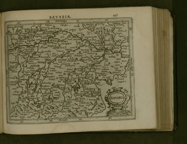 Offenes Buch mit einer detaillierten Karte von Bayern, einschließlich Städte und Ortschaften, mit angrenzendem Text, der wahrscheinlich die Region beschreibt.