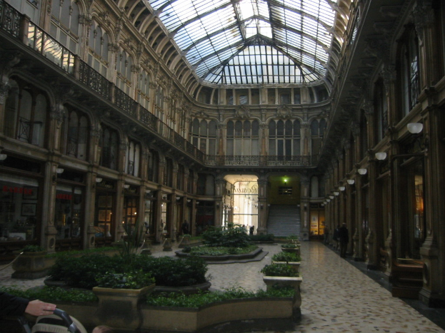 Ein Gebäude mit elektrischen Laternen, Pfählen, Namensschildern und Topfpflanzen.