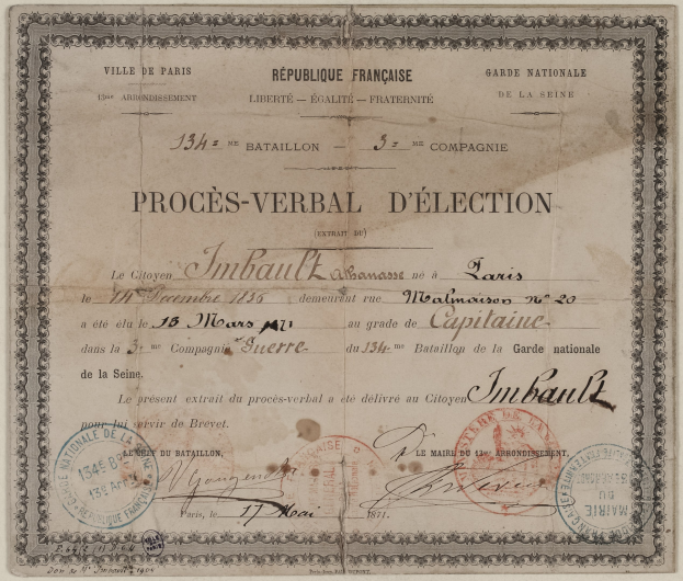 Altes Dokument mit zwei Stempeln, wahrscheinlich eine Wahlbenachrichtigung mit handschriftlichem Text.