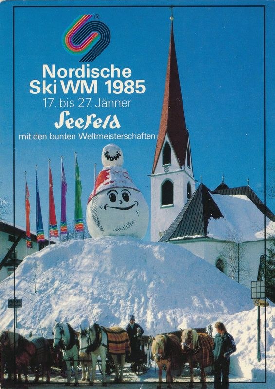 Plakat für die Nordischen Ski-Weltmeisterschaften 1985 in Seefeld, Schweiz, das eine verschneite Landschaft mit Skifahrern, Pferden, Stangen, Fahnen, Gebäuden, Bäumen und Text vor einem Himmelhintergrund zeigt.