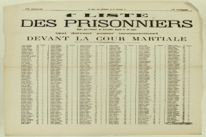 Eine alte, gelbliche Zeitung mit einer Liste von Gefangenen in zwei Spalten, eine für die Gefangenen-Nummern und eine für die Namen, auf einem hellen cremefarbenen Hintergrund.