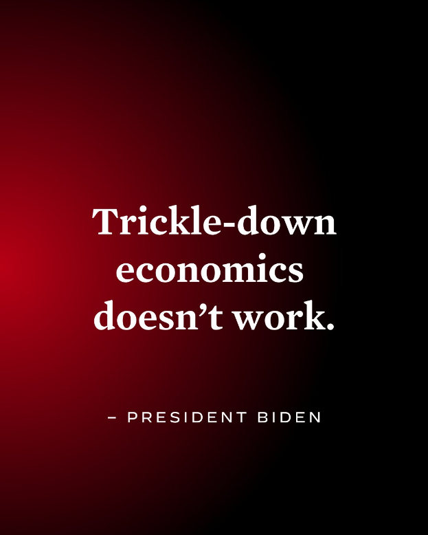 Ein Plakat mit fetter, schwarzer Schrift auf einem weißen Hintergrund, eingerahmt von einem schmalen schwarzen Rand, das den Text "Trickle-Down Economics Doesn't Work" zeigt und einen Zitat von Präsident Biden enthält.