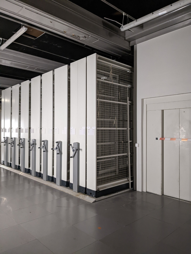 Ein gro├čer Rechenzentrumsraum voller numerous Server, mit einem Boden, einer rechten Wand und einer Decke mit Deckenleuchten.