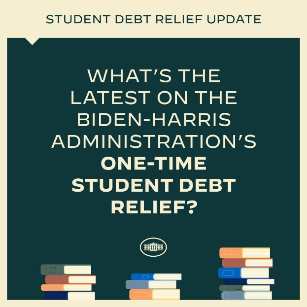 Plakat mit dem Text "Was gibt es Neues zum einmaligen Schuldenverzicht der Biden-Harris-Regierung?" über einem Bild von Büchern, das eine Diskussion über Schulden thematisiert.