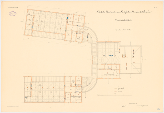 Schwarzes und weißes architektonisches Grundrissbild eines großen Gebäudes mit zahlreichen Räumen, das als Universität Bayern bezeichnet ist, mit detaillierten Text- und Layout-Anmerkungen.