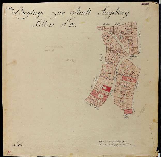Altes Buch mit einem detaillierten Stadtplan von Augsburg, der Straßen, Gebäude und Sehenswürdigkeiten zeigt und von begleitendem Text weitere Informationen liefert.
