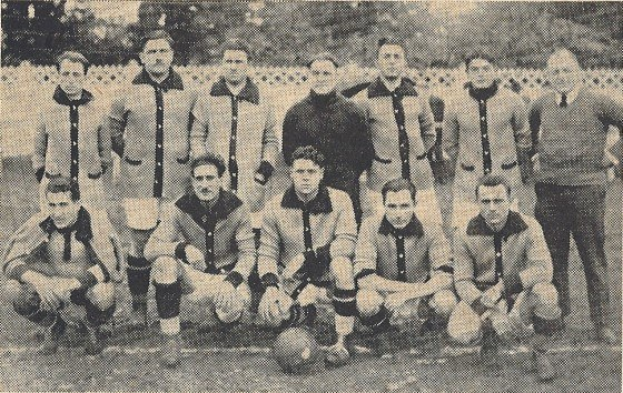 Schwarzes und weißes Foto einer Fußballmannschaft mit einigen stehenden und anderen hockenden Personen, mit Text unten.