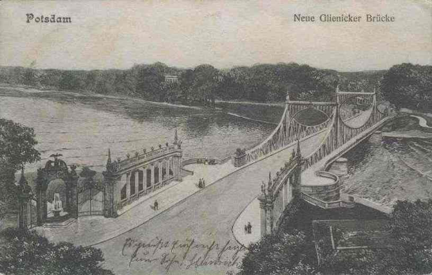 Alte Postkarte zeigt Brücke über einen Fluss in Potsdam, Deutschland, mit Bäumen, Fußgängern auf der Straße darunter und sichtbarem Himmel, mit Handschrift auf der Postkarte.